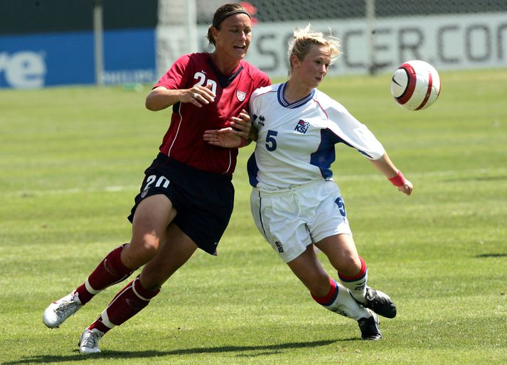 Wambach og Ásta Árnadóttir eigast við í leik Bandaríkjanna og Íslands árið 2005.