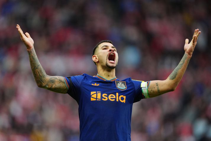 Bruno Guimaraes gat ekki annað en fórnað höndum á Ljósvangi í gær þar sem erkifjendurnir Sunderland og Newcastle United áttust við.