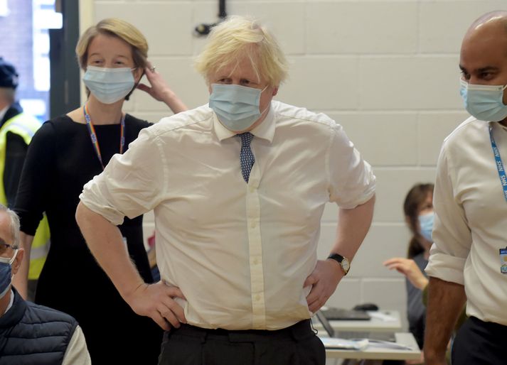 Boris Johnson, forsætisráðherra Bretlands, kíktí á bólusetningarmiðstöð í Lundúnum í dag en aukinn kraftur hefur verið settur í örvunarbólusetningar í Bretlandi vegna útbreiðslu veirunnar. 