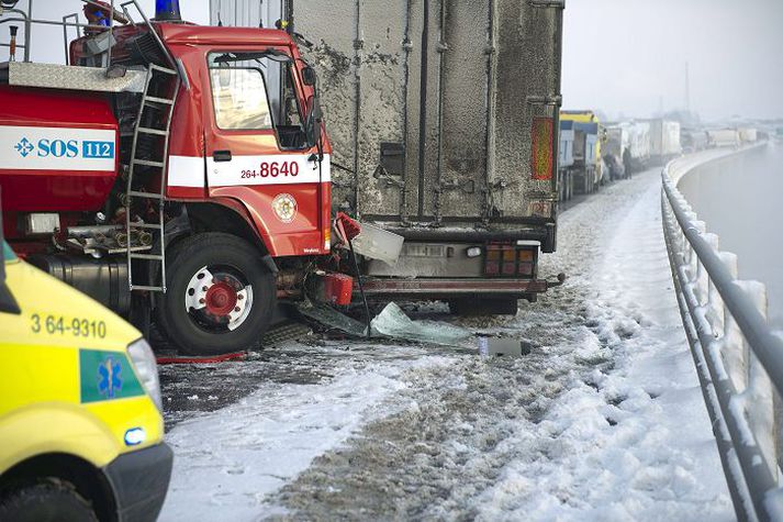 Meðal bíla sem lentu í árekstrinum voru slökkviliðsbílar, enda héldu bílar áfram að bætast í þvöguna þar til veginum var lokað.nordicphotos/afp
