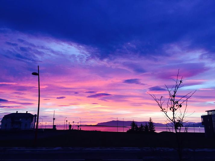 Stórkostlegt útsýni yfir Höfða, hafið og Akrafjall í fjarska.