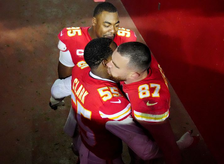 Travis Kelce með liðsfélögum sínum hjá Kansas City Chiefs þeim Chris Jones og Frank Clark.