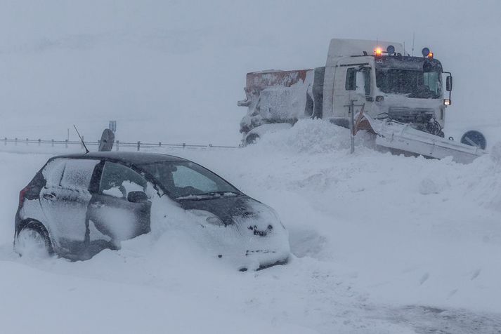 Björgunarsveitir og ruðningstæki Vegagerðar vinna nú að því að laga ástandið.