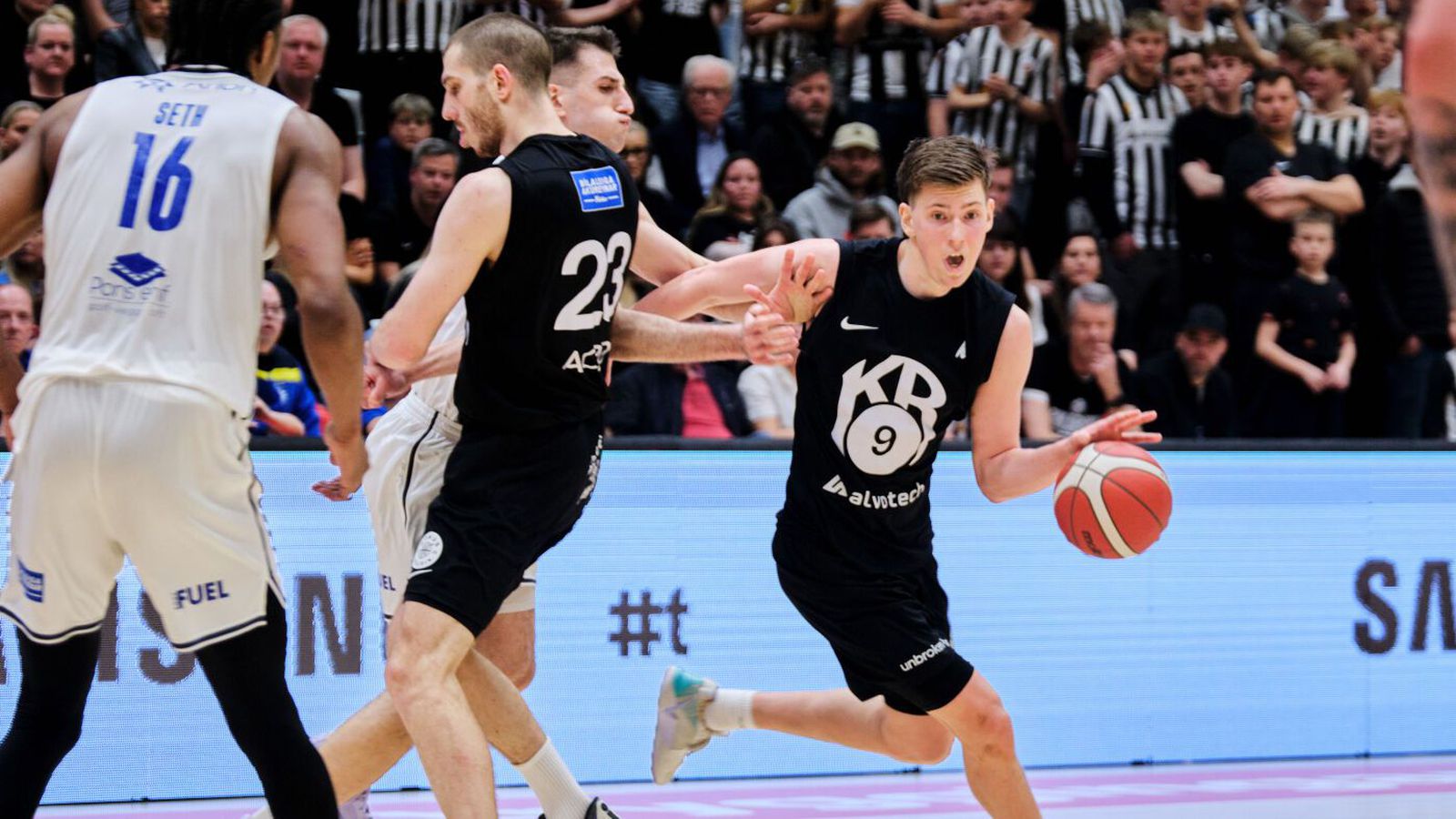 Upp­gjörið: Njarðvík-KR 92-105 | Skutu Njarðvíkinga í kaf