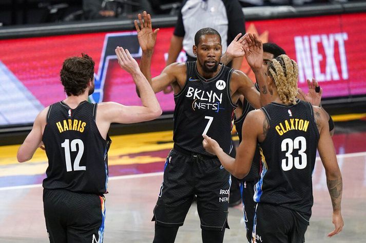 Kevin Durant fagnar með félögum sínum í endurkomuleiknum í nótt.