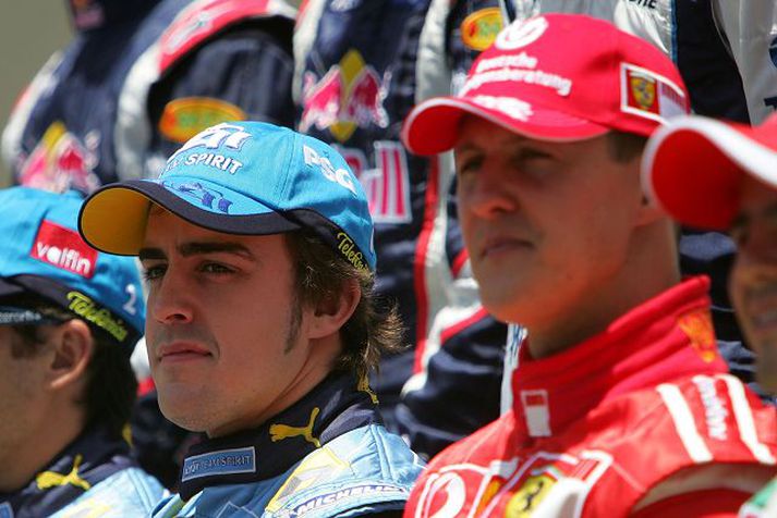 alonso og schumacher Fernando Alonso tryggði sér heimsmeistaratitilinn en hann er hér við hlið Michaels Schumachers sem tók í gær þátt í sínum síðasta kappakstri á ferlinum.