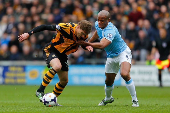 Kompany rífur hér Jelavic niður. Fyrir það fékk hann rautt.