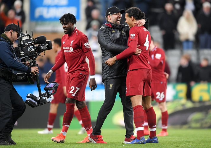 Klopp faðmar Virgil van Dijk sem skoraði fyrsta mark Liverpool gegn Newcastle.