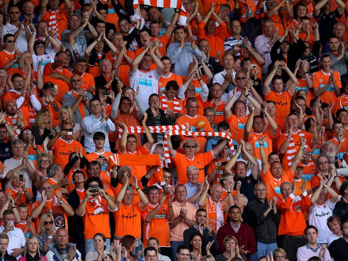 Stuðningsmenn Blackpool fögnuðu ótrúlegum sigri í dag í fyrsta leik félagsins í efstu deild í 39 ár.
