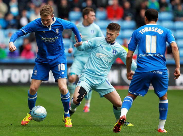 Coventry City og Birmingham City spila bæði í bláum búningum en bara ekki eins bláum.