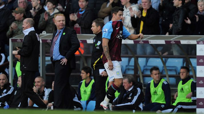 Chris Herd gengur framhjá Alex McLeish eftir að hafa fengið rautt spjald.