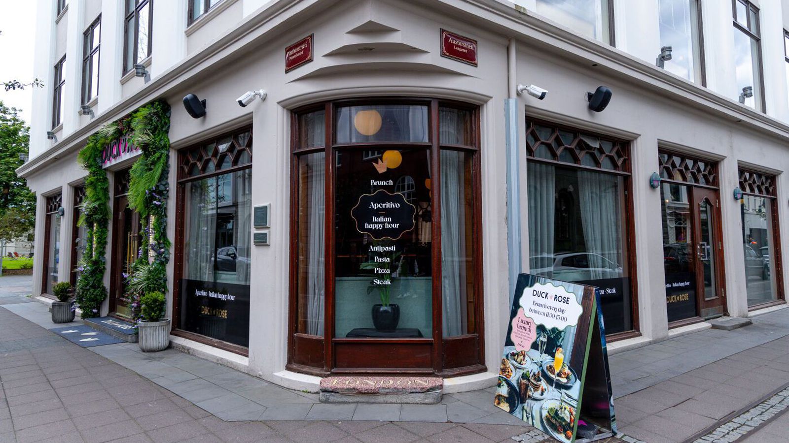 Loka Duck & Rose á sunnu­daginn