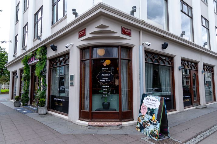 Duck & Rose opnaði árið 2020 þar sem Café París hafði áður verið rekinn um árabil. 