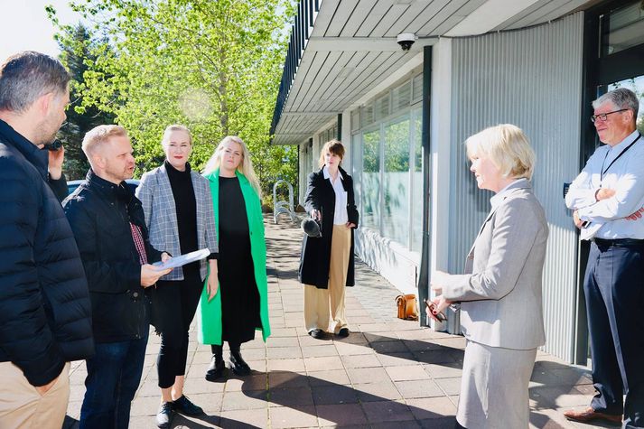 Undirskriftirnar afhentar fyrir utan heilbrigðisráðuneytið í Skógarhlíð.