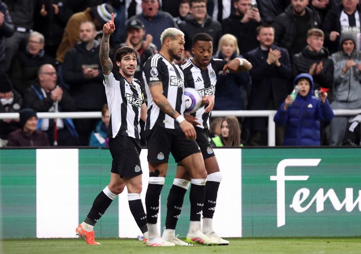 Sandro Tonali fagnar sigurmarki sínu fyrir Newcastle í kvöld.