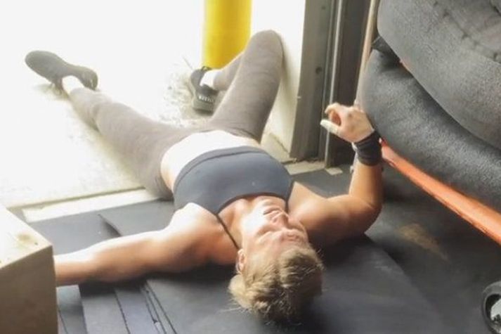 Katrín Tanja Davíðsdóttir þurfti langan tíma til að jafna sig eftir æfinguna sem var reyndi mikið á hana.