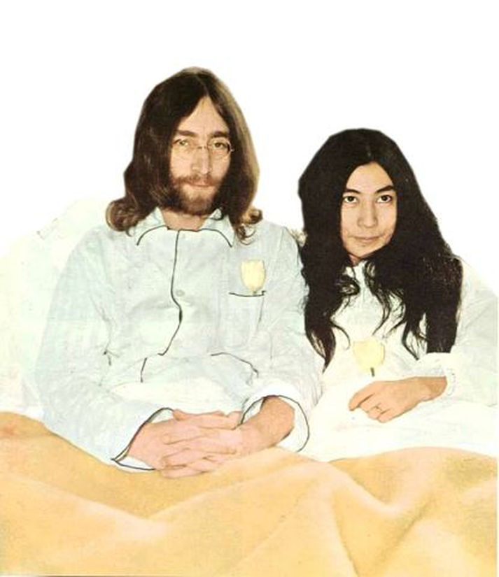 Uppi í rúmi. Lennon skrifaði textann að lagi sínu Give Peace a Chance í Kanada árið 1969.