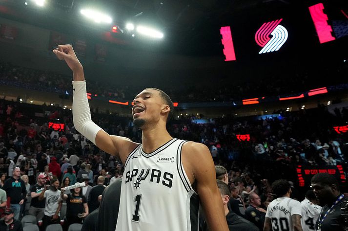 Victor Wembanyama fagnar í nótt.