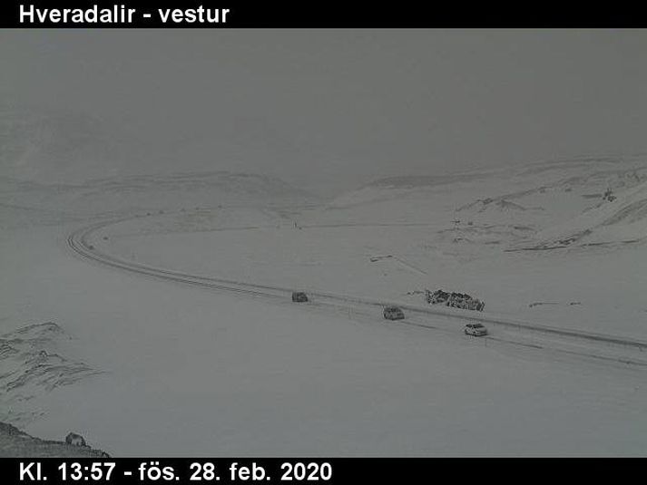 Búast má við því að Hellisheiði verði lokuð næstu klukkustundir meðan unnið er að því að ná snjóruðningstækinu aftur upp á veginn.