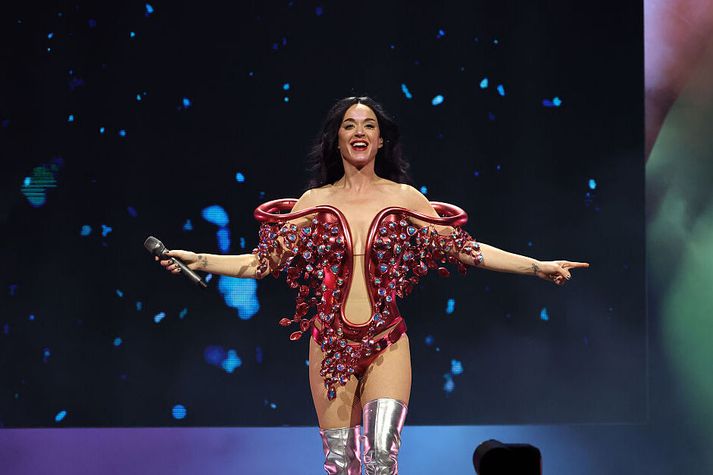 Katy Perry lætur ósvífna gagnrýni ekki á sig fá og heldur ótrauð áfram í lífsins leik.