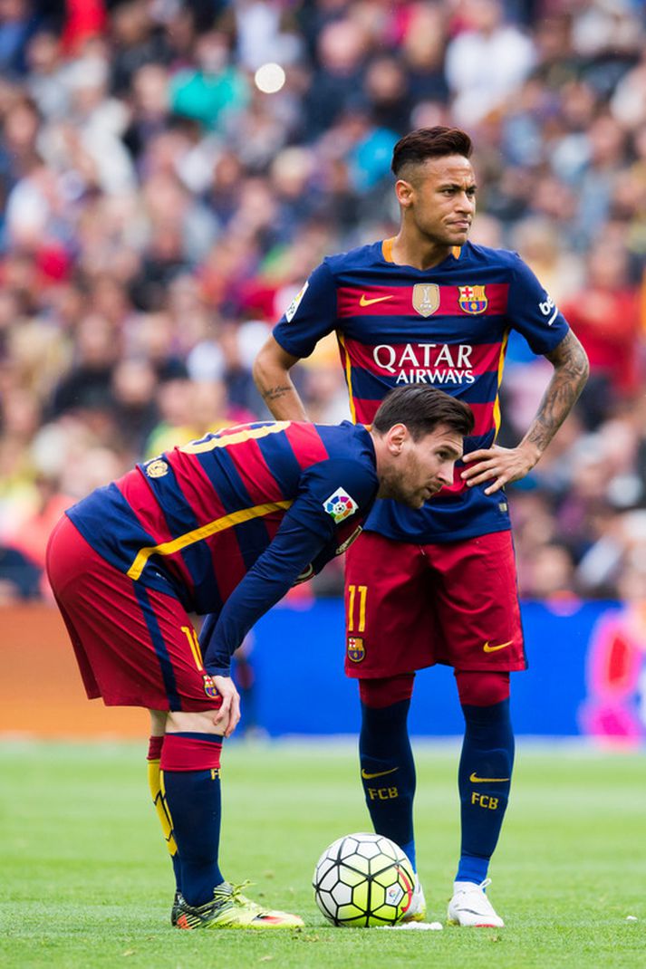 Lionel Messi býr sig undir að taka aukaspyrnu.