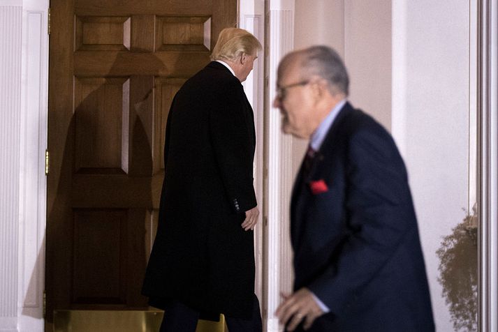 Rudy Guiliani, hér í forgrunni, er glæmýr í starfi fyrir Trump.