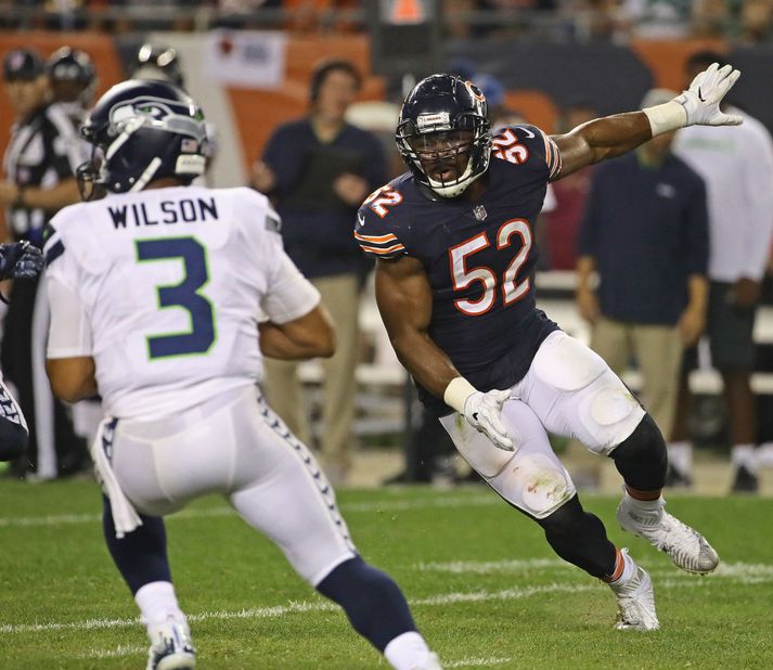 Khalil Mack er að breyta Bears-vörninni. Hann er hér á eftir Russell Wilson í leiknum í nótt.