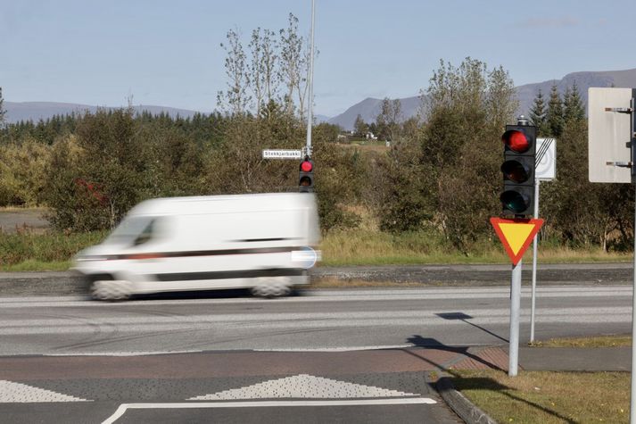 Ottó segist ekki hafa séð fólksbílinn þegar hann skall skyndilega á honum. 