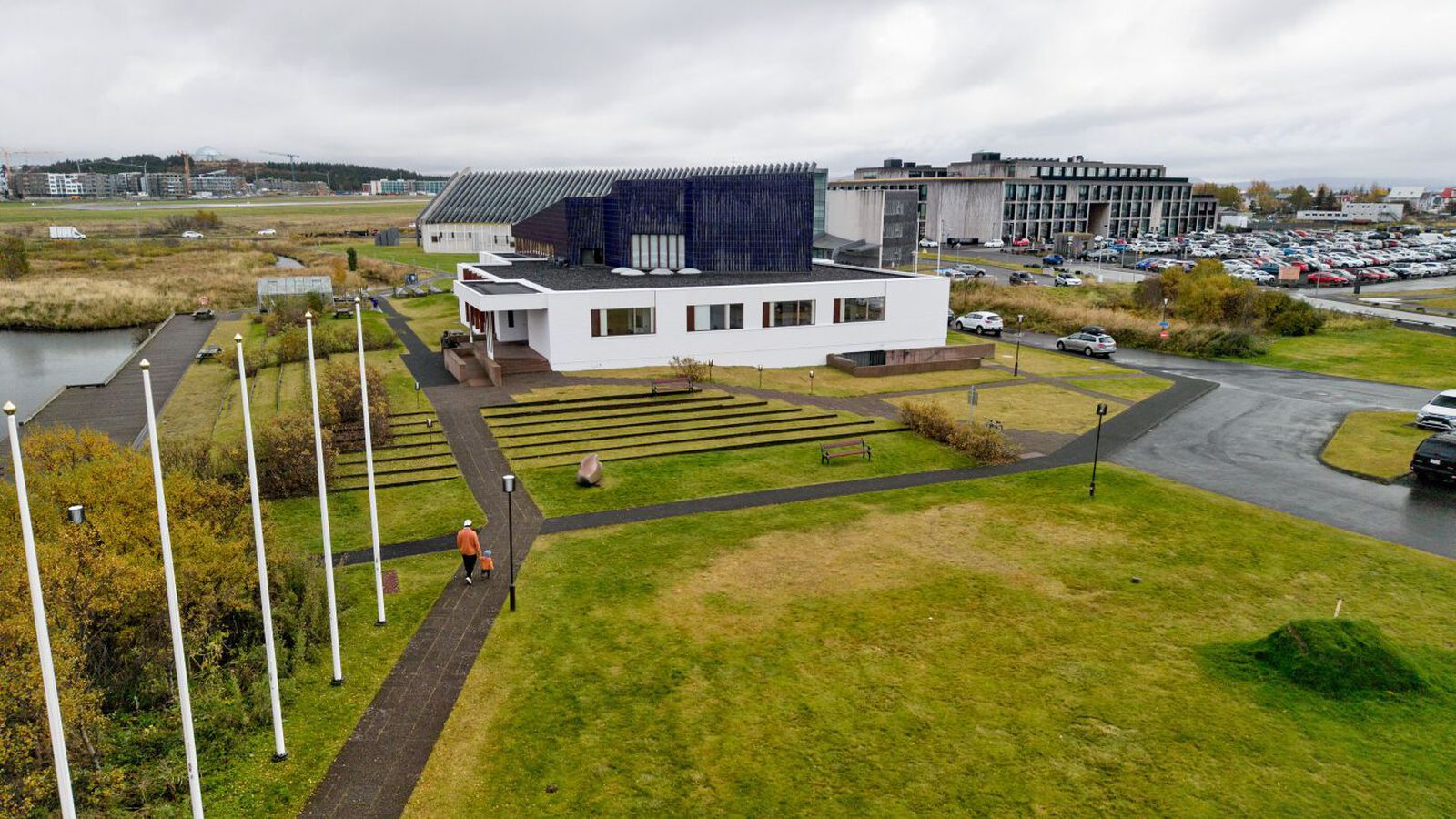 Skúrir og rigning en léttir til er líður á daginn
