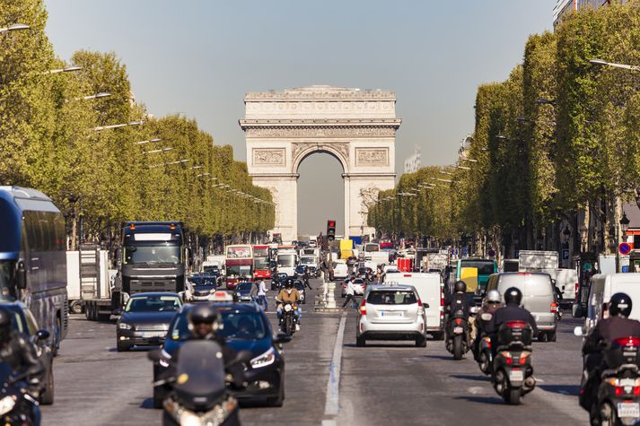 Frá Champs-Elysees í París.