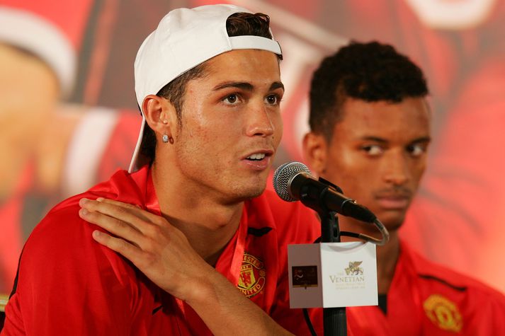 Ronaldo stendur við bakið á Nani.