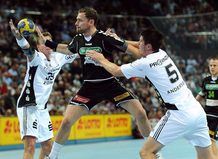 Hannes jón er hér í leik gegn meisturum kiel. hann spilar ekki handbolta á næstunni.nordicphotos/bongarts