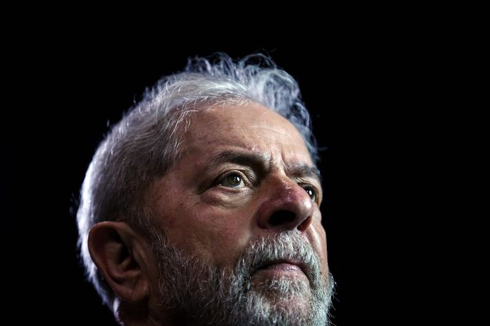 Dæmdir menn fá oft reynslulausn eftir að þeir hafa afplánað þriðjung fangelsisdóms í Brasilíu. Lula gæti nú ekki losnað fyrr en eftir átta ár í stað fjögurra.