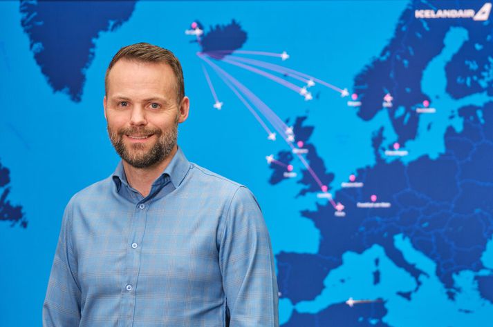 Þórir Ólafsson, forstöðumaður Stafrænnar þróunar hjá Icelandair, segir fólk oft vanmeta hversu mikið gerist í tækniframförum á fimm til tíu ára tímabili en ofmeta hversu mikið getur gerst á einu til tveimur árum. Ekkert fyrirtæki getur í raun leyft sér lengur að hugsa ekki eins og nýsköpunarfyrirtæki, svo hraðar eru framfarirnar framundan.