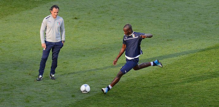 Prandelli fylgist náið með Balotelli á æfingu ítalska landsliðsins.