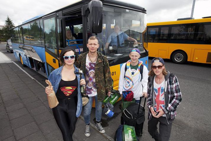 Þau Ísold, Almar, Arnar Már og Bjarki ætla að skemmta sér konunglega í Eyjum um helgina og hlökkuðu mikið til þegar þau stigu um borð í strætisvagninn.