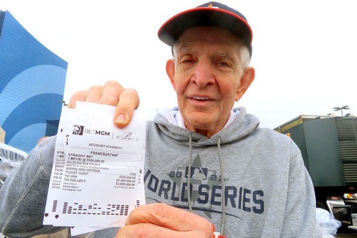 Jim „Mattress Mack“ McIngvale með miðann sem sýnir stærsta veðmál hans á lið Houston Astros.