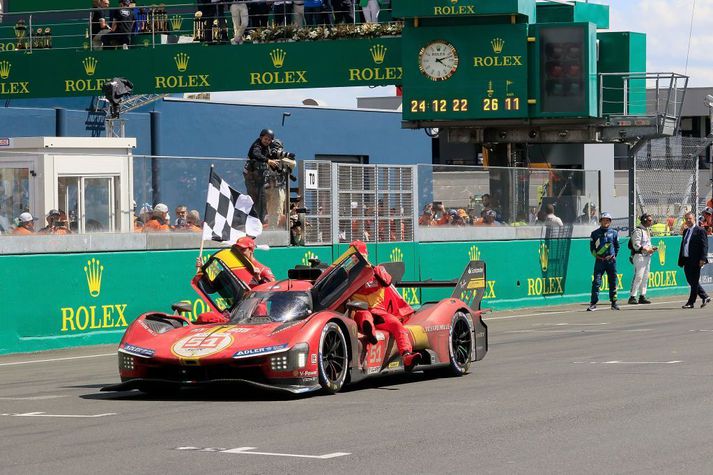Ökumenn Ferrari fagna fyrsta sigri liðsins í Le Mans síðan á 7. áratugnum