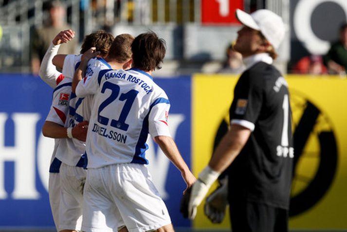 Garðar Jóhannsson (í miðju) og Helgi Valur Daníelsson (21) fagna markaskorar Hansa Rostock í dag.
