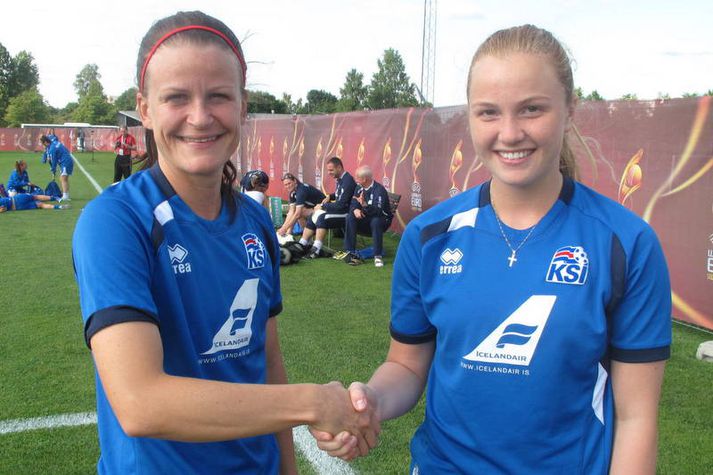 Landsliðsfyrirliðinn Katrín Jónsdóttir óskar hér Glódísi til hamingju með fyrsta leikinn á stórmóti.