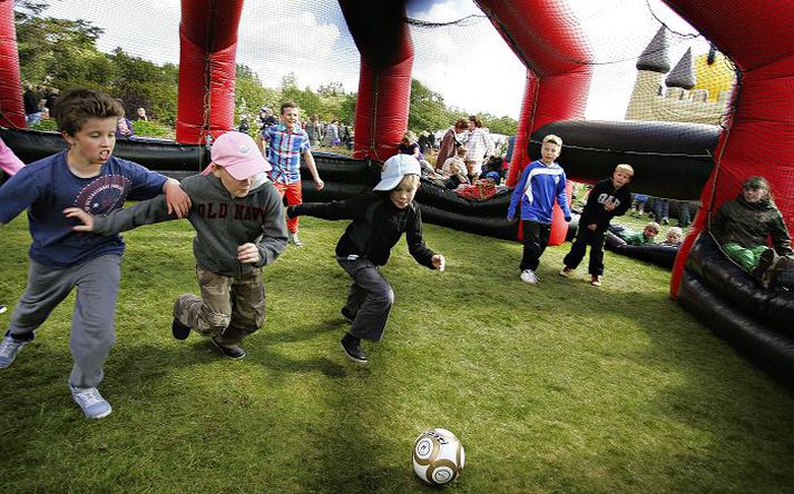 Þessir ungu kappar eiga sér eflaust þann draum að spila á Evrópumeistaramóti í knattspyrnu í framtíðinni. Þeir gáfu að minnsta kosti ekkert eftir í fótboltavirkinu í Hljómskálagarðinum í gær. Ungviðið skemmti sér best allra í hátíðahöldum gærdagsins, enda nóg við að vera.
