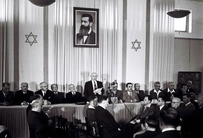 David Ben Gurion, sem síðar varð forsætisráðherra Ísraels, les yfirlýsinguna í Tel Avív.