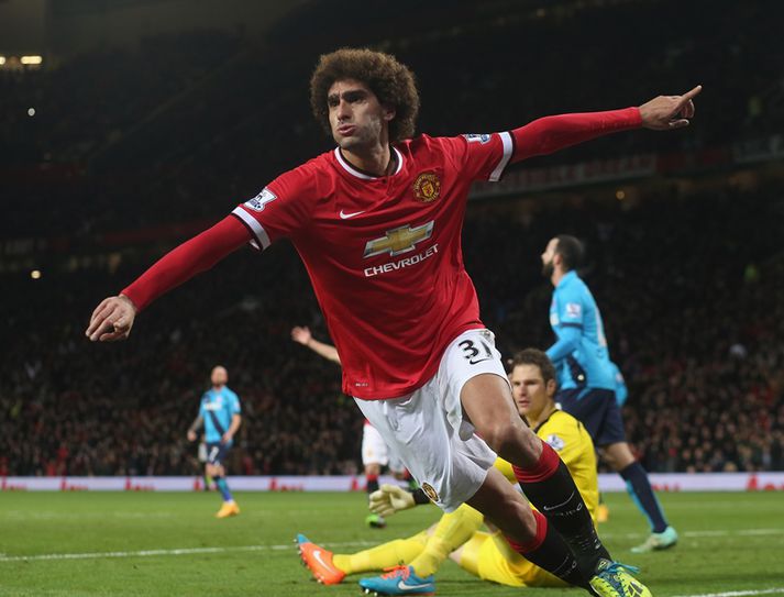 Fellaini fagnar marki sínu í kvöld.