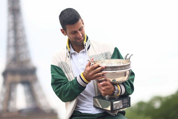 Novak Djokovic með bikarinn eftir að hafa unnið sitt 23. risamót á ferlinum, sem er met.