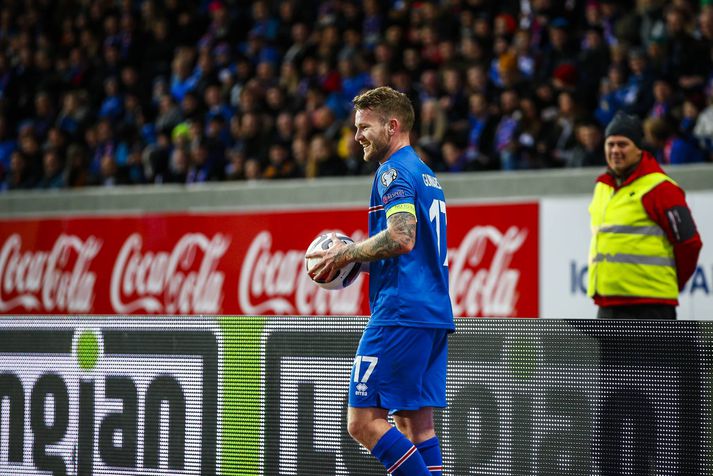 Aron Einar Gunnarsson verður í leikbanni gegn Lettlandi.