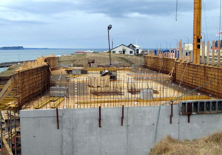 Ekki verður amalegt að sitja í heitu pottunum eða taka nokkur sundtök í sundlauginni á Hofsósi. Góð mynd er nú komin á mannvirkið sem rís vestan við Staðarbjarg. Áætlað er að sundlaugin verði tekin í notkun í lok þessa árs.