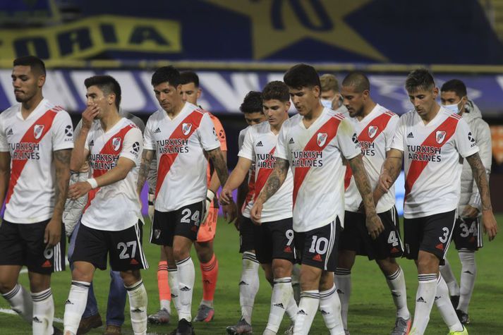 Leikmenn River Plate ganga hnípnir af velli eftir tap gegn Boca Juniors í vítaspyrnukeppni í gær.
