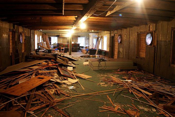 Opnað hefur verið í gegnum salinn fram í endann þar sem barinn Geirstofa var áður. Aðalinngangurinn verður þar sem gengið var inn í Geirsbúð. Básarnir eru farnir á nýja staði. 