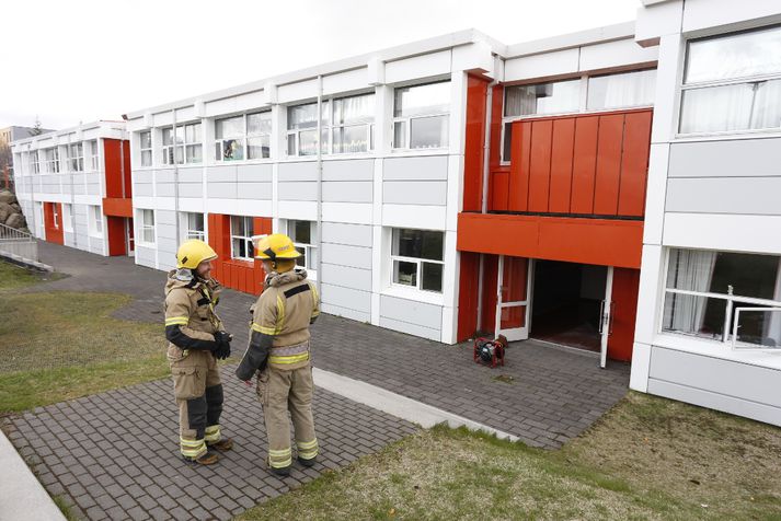 Útlit er fyrir að einhver hafi kveikt eld við kjallarahurð bakatil við skólann.