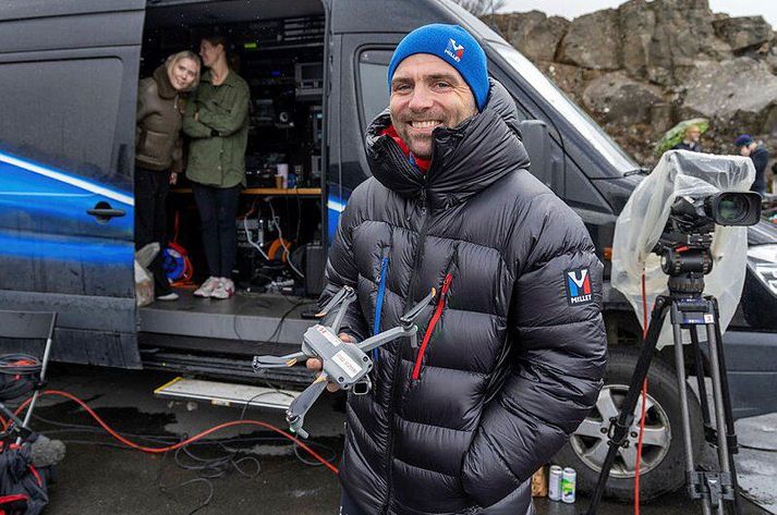 Garpur I. Elísabetarson hefur séð um Bakgarðshlaupið á Vísi síðustu ár. Hlaupið er tilnefnt í flokknum Sjónvarpsviðburður ársins 2024. Sú útsending stóð yfir í 57 klukkutíma. Í bakgrunni má sjá glitta í Kristínu Kristinsdóttur, framleiðslustjóra fréttastofu Sýnar.